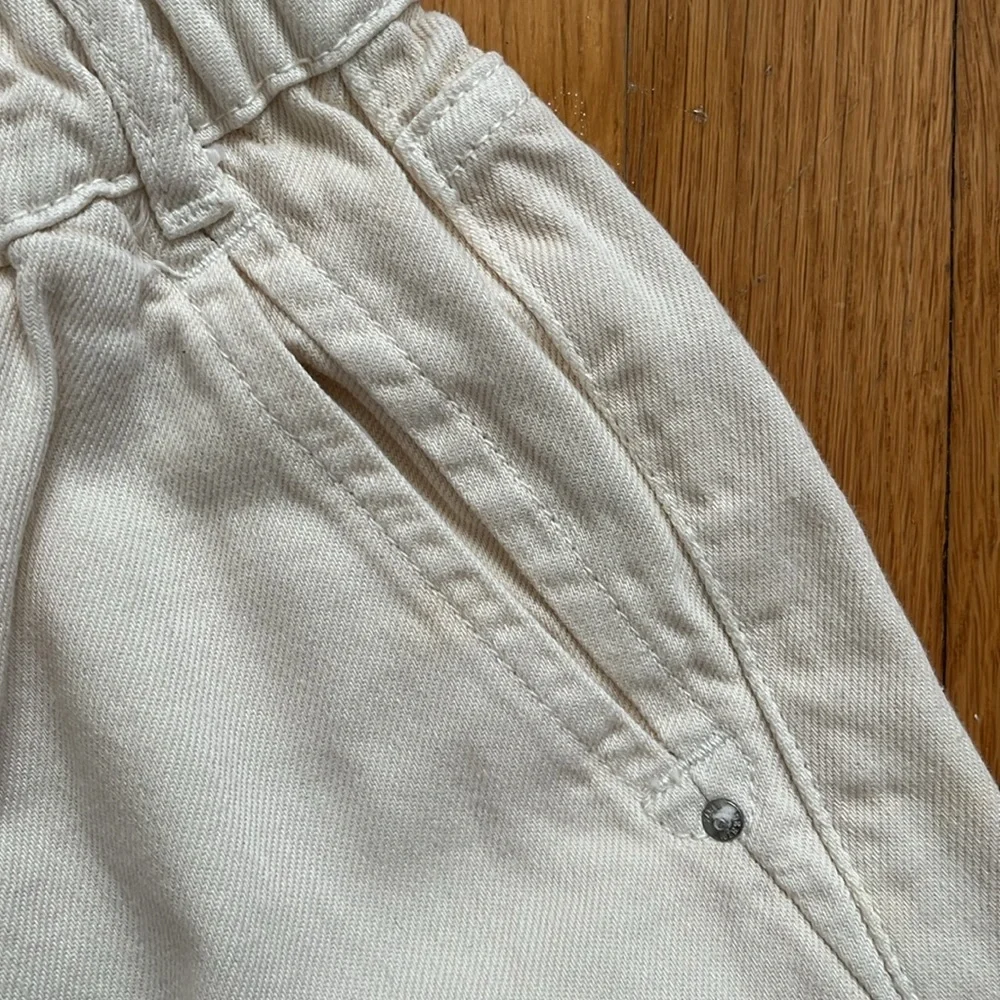 Zara Size 0 Baggy Paperbag Jeans in Ecru / Cream Elastic Waist Denim